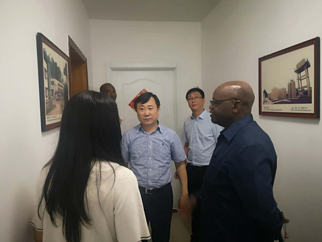 剛果（布）能源部長視察剛果（布）正威公司