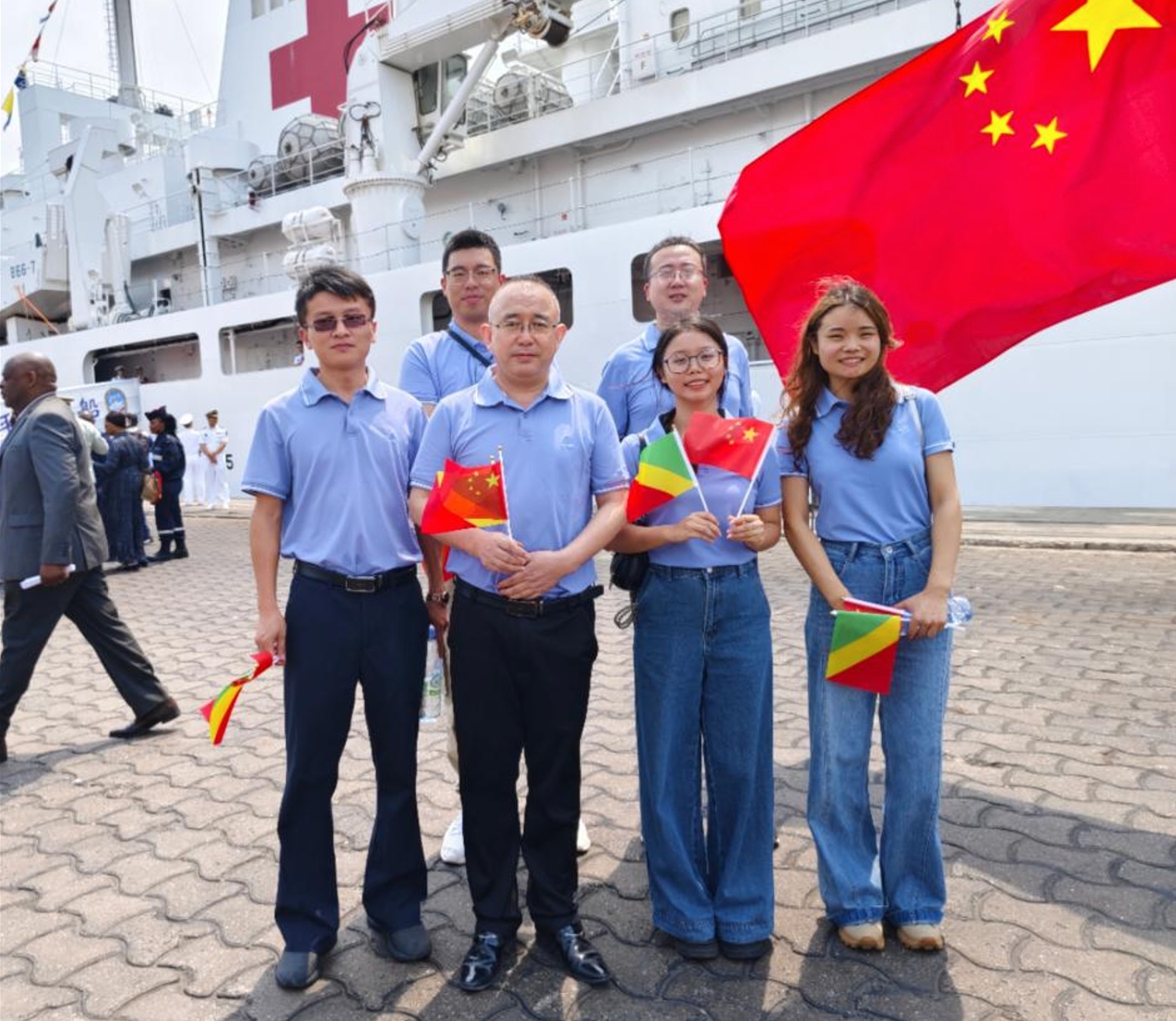 剛果（布）正威公司參加剛方為中國(guó)海軍“和平方舟”號(hào)醫(yī)院船舉行的歡迎儀式并登船參觀